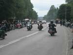 Alle 30 Sekunden fuhr eine weitere kleine Gruppe mit Motorr&auml;dern vorbei
